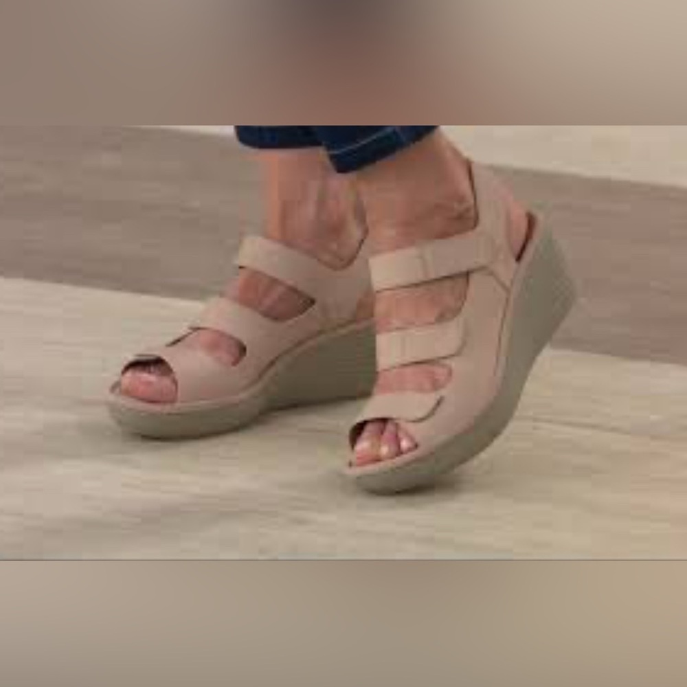 Clarks Nubuck Leather Reedly Juno Triple Velcro Strap Wedge Sandals Size 9